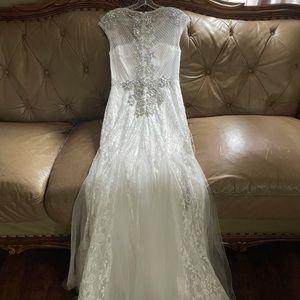 Brand new wedding dress color is ivory/white